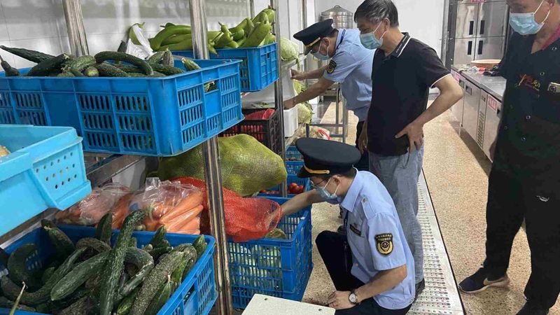 熬制高汤是自制火锅底料的关键步骤。以下是熬制高汤的步骤：